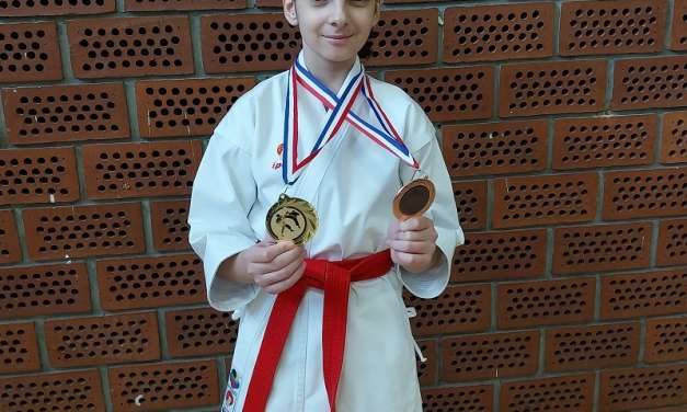 Marija iz Ivaneca z dvema medaljama.