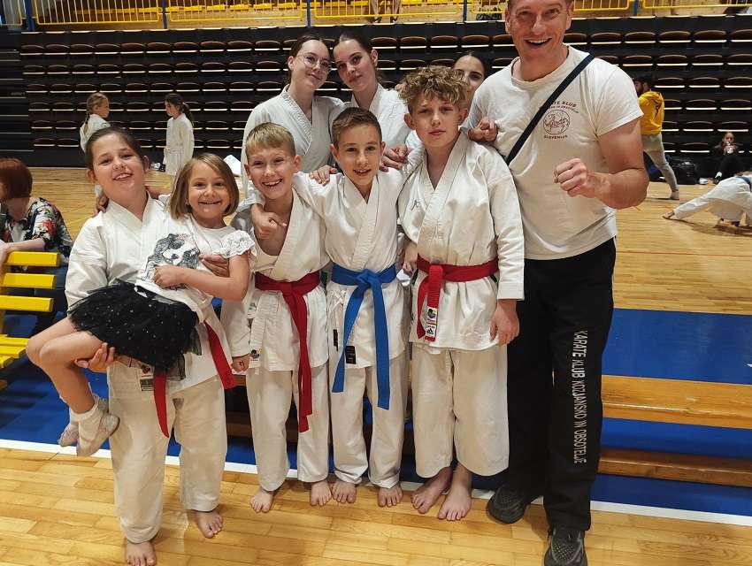 Mladi karateisti Kozjanskega in Obsotelja blesteli na Polzeli -skupno osvojili 15 medalj.