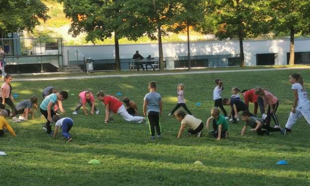 Naši najmlajši bojevniki iz karate kluba Kozjansko in Obsotelje so opravili trening v naravi pred kulturnim domom v Rogaški Slatini.
