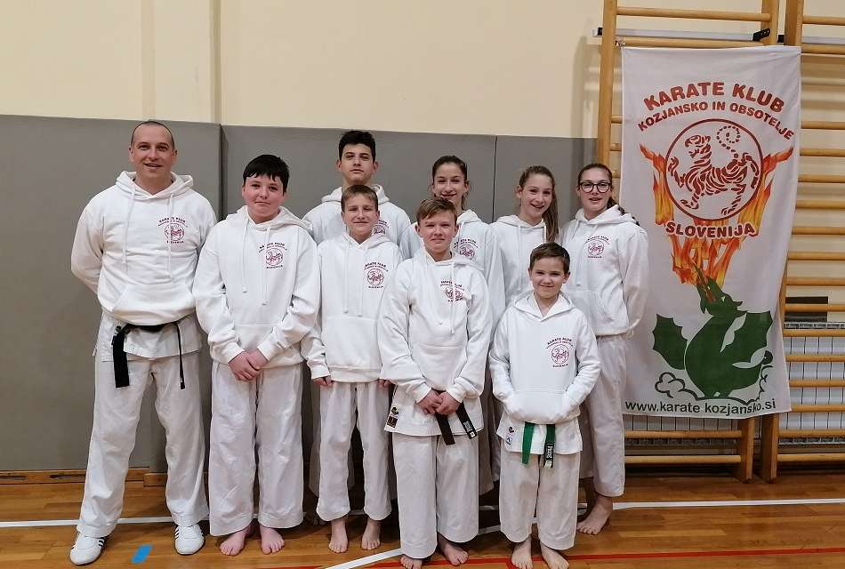 TEKMOVALCI DRŽAVNEGA NIVOJA KARATE KLUBA KOZJANSKO IN OBSOTELJE DOBILI NOVE HOODIJE .