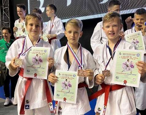 ZOPET IMAMO BALKANSKEGA PRVAKA NA KOZJANSKEM IN OBSOTELJU- LEON SODIN ŽE DRUGIČ ZAPORED NAJBOLJŠI NA BALKANU V KARATEJU, KLUBSKI KATA TIM PA TRETJI-FILIP LOTRIČ,TILEN PRAH IN LEON SODIN