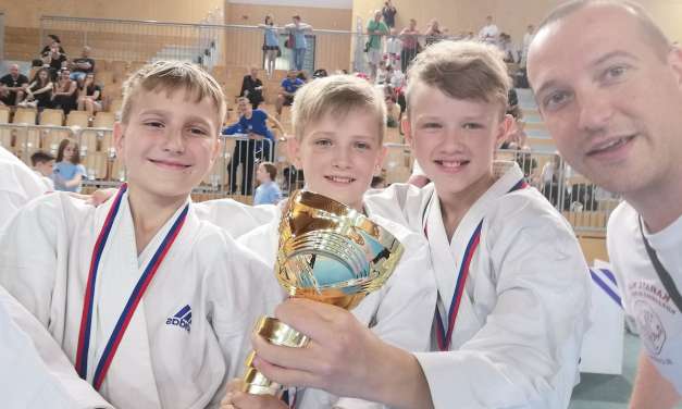 DEČKI IZ SOTLE NAJBOLJŠI KATA TIM-DRŽAVNI PRVAKI V SLOVENIJI MED MLAJŠIMI KADETI V LETU 2022 – FILIP LOTRIČ,TILEN PRAH IN LEON SODIN
