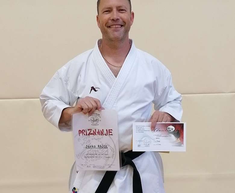 JANKO RAJGL OB ABRAHAMU PREJEL PRIZNANJE KARATE KLUBA KOZJANSKO IN OBSOTELJE
