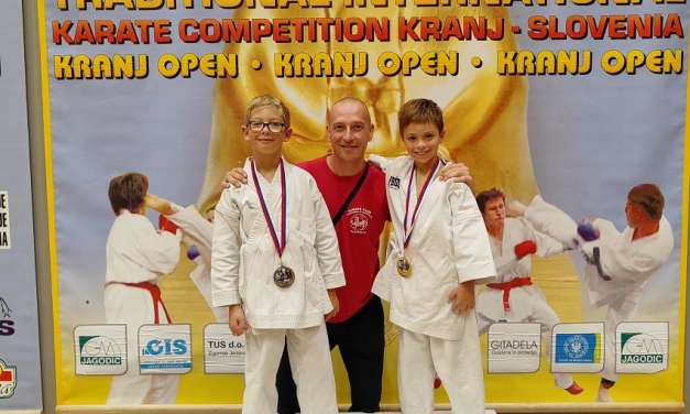 KARATEISTI KOZJANSKEGA IN OBSOTELJA SO SE VRNILI IZ TEKMOVANJA V KRANJU S ŠTIRIMI MEDALJAMI.